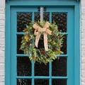 Corona de Navidad rústica con piñas, hojas doradas y luces LED cálidas en una puerta azul - 50cm / Combinación de lazo