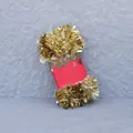 Detail der glänzenden hellgoldenen Weihnachtsgirlande mit festlicher roter Kartonverpackung - Gold (Verpackter Stil)