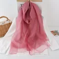 Gros plan d'une écharpe en soie rose translucide avec détails d'ourlet sur chemise blanche - 190x70 / Rouge Rose