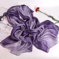 Elegante bufanda de seda para mujer con degradado púrpura como chal de playa - Degradado Púrpura