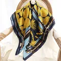 Elegante sciarpa di seta quadrata con pois gialli e motivi botanici blu di lusso - Motivo Cardo a Pois Blu Scuro(3#)