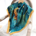 Detailaufnahme des Seidenschals mit Giraffen- und Goldbaum-Druck auf blauem Satin - Seeblaues Giraffen-Kunstmuster(4#)
