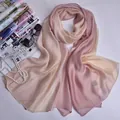 Pañuelo de seda degradado en rosa y champán con accesorios de moda sofisticados - Beige Degradado