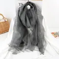 Châle en soie et mohair gris foncé drapé sur une chemise blanche, décor minimaliste - 190x70 / Noir