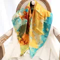 Dettaglio ravvicinato della stampa artistica a olio su questo foulard in seta satinata - Arte Pittorica Astratta a Olio Multicolore(7#)
