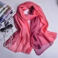 Elegante zijden sjaal met kleurverloop van diep bordeaux naar lichtroze voor dames - Watermeloenrood Gradiënt