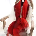 Écharpe élégante en soie et laine dégradée posée sur un vêtement en mousseline - 190cm / Rouge Dégradé