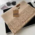 Klassischer beiger Winterschal in Kaschmir-Optik mit eleganten Fransen und Leder-Logo - Verlängerte Version / Gemischt Beige