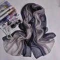 Elegante bufanda de seda degradada gris para mujer hecha de tela suave y ligera de calidad - Degradado Gris Claro