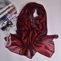 Elegante bufanda de seda rojo oscuro con degradado y textura de satén suave - Degradado burdeos