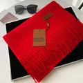 Dicker einfarbiger roter Pashmina-Schal mit Fransen und hochwertigem Leder-Markenlabel - Verlängerte Version / Rot