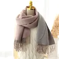 Sciarpa spessa reversibile in finto cashmere bicolore con nappe malva e grigio - 200cm / nudo