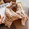 Λεπτομερής υφή του καφέ κασκόλ houndstooth με μαλακές φούντες σε ένα πολυτελές περιβάλλον - 190εκ / Houndstooth Χακί