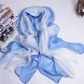 Elegante bufanda de seda para mujer con un diseño degradado ombré azul y blanco - Degradado Azul Claro