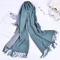 Sciarpa reversibile in finto cashmere verde salvia e grigio con bordi a frange - 200cm / verde pisello
