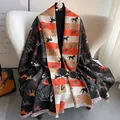 Detailopname van jacquard sjaal met paardenmotief, zachte franjes en elegante patronen - Zwart