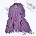 Sciarpa invernale reversibile viola e grigia con lunghe frange su gruccia in legno - 200cm / Viola Grigio