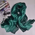 Elegante bufanda de seda degradada verde esmeralda con textura ligera y fluida - Degradado Verde Claro