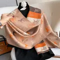Elegante sjaal met paardenprint en franjes in oranje bruin en beige blokken - camel