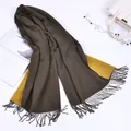 Sciarpa invernale bicolore reversibile in finto cashmere con nappe in marrone e giallo oro. - 200cm / Verde militare