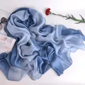 Elegante bufanda de seda con degradado azul y blanco y textura suave y ligera - Azul Denim Degradado