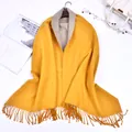Sciarpa spessa in finta cashmere giallo senape e beige con eleganti frange - 200cm / Giallo Grigio