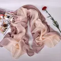Bufanda ligera de seda con degradado de beige a rosa grisáceo y bordes finos - Beige Café Degradado