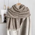 Dettaglio di sciarpa a quadri beige con frange su un elegante cappotto di lana invernale - 190cm / Cachi