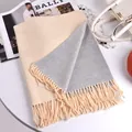 Elegante sciarpa double-face in finta cachemire beige e grigio con nappine decorative - 200cm / Bianco avorio