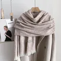 Dettaglio ravvicinato della sciarpa a quadri rosa con frange morbide ed etichetta - 190cm / Rosa