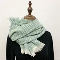 Dettaglio della sciarpa in maglia a quadri verde chiaro e bianco con frange - 190cm / Verde Senape
