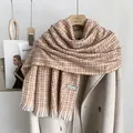 Dettaglio di sciarpa invernale a quadri con frange ed etichetta Feel Scarf - 190cm / Cammello
