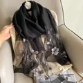 Elegante sciarpa in lana di seta nera con ricamo floreale bianco e spilla a camelia - 195CM / Nero Elegante