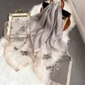 Écharpe longue en soie grise avec broderies florales mauves sur tapis en peluche - 195CM / Gris