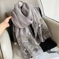 Dettaglio della sciarpa in seta grigia con ricamo floreale 3D e texture leggera fine - 195CM / Grigio