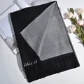Sciarpa bicolore in finto cashmere nero e grigio con lunghe frange alla moda - 200cm / Grigio nero