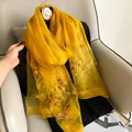 Détail de l'écharpe en soie jaune avec broderie florale et tissu semi-transparent - Jaune