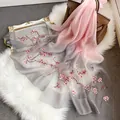 Bufanda de seda y lana degradada con bordado floral sobre fondo de felpa blanca suave - Gris Rosa Degradado