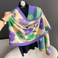 Châle effet cachemire à motifs floraux violets et verts avec franges jaunes - Vert