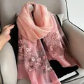 Detalle de bordado de flores de cerezo en bufanda ligera de seda y lana color rosa - Marfil Degradado