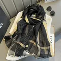 Écharpe élégante en soie noire à rayures dorées sur haut en tricot blanc style chic - 195CM / Noir