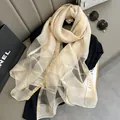 Dettaglio del foulard in seta e mohair con lussuose strisce metalliche color oro - Beige
