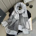 Sciarpa classica in seta grigio argento per donna con linee geometriche e design patchwork - Grigio