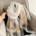 Écharpe élégante en soie et laine avec broderie florale orange et perles fines - Blanc Lait / 195CM