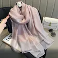 Elegante zijden en wollen sjaal met roze kleurverloop en witte strepen voor dames - Roze