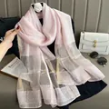 Dettaglio sciarpa in seta mohair rosa con trama in filo d'oro e tessuto leggero - Rosa