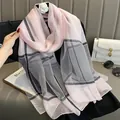 Écharpe élégante en soie pour femme à carreaux rose et gris et texture légère - Rose