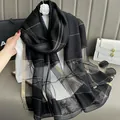 Lussuosa sciarpa in seta e mohair nera con motivo a quadri oro e argento da donna - Nero