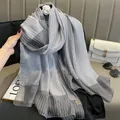 Elegante zijden en wollen sjaal met streepjespatroon en fijne franjedetails - Grijs