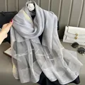 Elegante sciarpa in seta mohair da donna con lussuosi quadri in filo d'oro grigio argento - Grigio